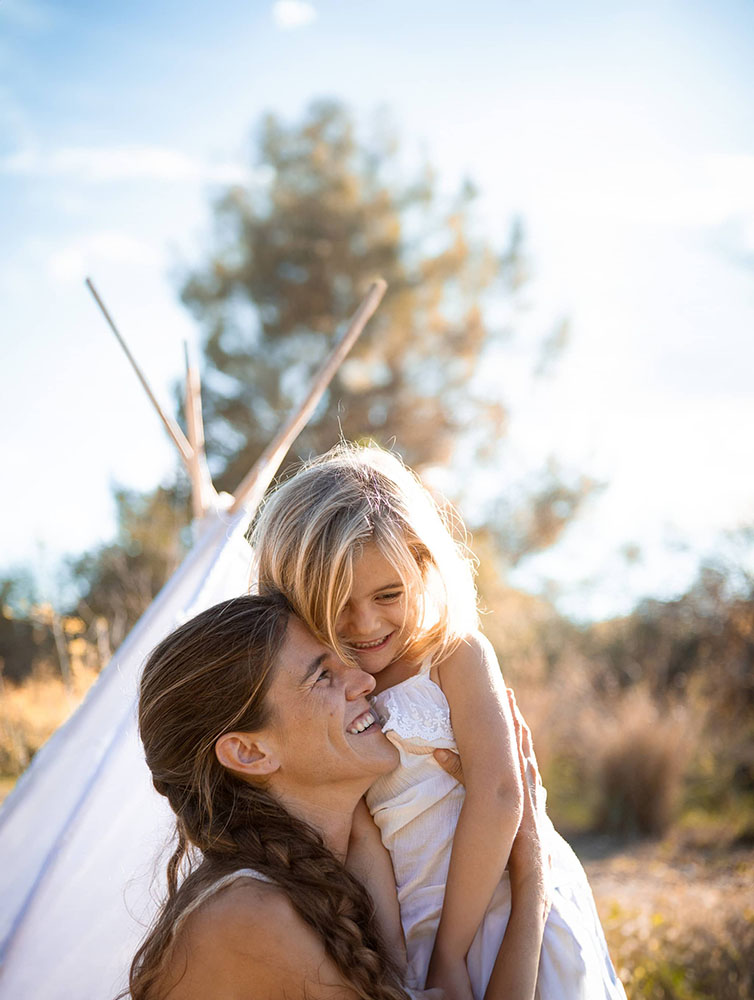 Introducción En el marco del día de la madre, ¿qué mejor manera de celebrar y honrar el amor maternal que regalando una sesión de fotos familiar? Las fotografías tienen el poder de capturar momentos preciosos que perduran para siempre, y una sesión de fotos es la manera perfecta de hacerlo. En este artículo, te detallaré por qué regalar una sesión de fotos familiar es una idea maravillosa para el día de la madre y cómo puedo ayudarte a crear recuerdos inolvidables en Vilanova y Sitges. ¿Por qué regalar una sesión de fotos familiar para el día de la madre? Importancia de los recuerdos familiares Los recuerdos familiares son tesoros que perduran para siempre. Cada fotografía captura un momento único en el tiempo, un recuerdo que se puede revivir una y otra vez. Regalar una sesión de fotos familiar para el día de la madre es una forma de crear recuerdos que perdurarán para las generaciones futuras, honrando el amor y la conexión entre madre e hijos. Celebración del amor maternal El día de la madre es una ocasión especial para celebrar y honrar el amor incondicional de una madre. Una sesión de fotos familiar es un regalo significativo que permite a las madres sentirse apreciadas y amadas, capturando la belleza de su relación con sus seres queridos. Beneficios de una sesión de fotos familiar con Laia Fernandez Experiencia y especialización de Laia Fernandez Soy fotógrafa especializada en capturar la esencia y la conexión entre los miembros de una familia. Con años de experiencia y un ojo experto para los detalles, se cómo crear imágenes que cuentan una historia y evocan emociones. Momentos capturados para toda la vida Las fotografías de una sesión de fotos familiar conmigo son más que simples imágenes; son recuerdos atemporales que se convertirán en tesoros para toda la vida. Cada fotografía captura la belleza y la felicidad de la familia, creando recuerdos que perdurarán para siempre. Regalo personalizado y significativo Una sesión de fotos familiar es un regalo personalizado y significativo que muestra cuánto te importa la persona a la que se lo das. Es una manera de decir "te quiero" de una manera única y memorable, creando recuerdos que durarán toda la vida. Si te interesa este regalo para el dia de la madre regala una sesión de fotos y haz de ese día un día especial. ¿Qué incluye una sesión de fotos familiar con Laia Fernandez? Consulta previa y planificación Antes de la sesión, me reuniré contigo para discutir tus ideas, preferencias y cualquier detalle que a tu mamá le pueda sorprender. Juntos, planificamos la sesión para asegurarnos de capturar los momentos más preciosos y significativos para ti y tu familia. Sesión de fotos en exteriores o estudio La sesión de fotos puede tener lugar en exteriores, en la naturaleza o en un lugar que sea especial para ti y tu familia. También se puede realizar con animales de compañía o si lo prefieres con caballos, donde se crea un ambiente diferente, rural y muy especial para capturar imágenes hermosas y auténticas. Me encanta la fotografía con caballos y consigue un resultado espectacular. Entrega de fotos editadas y productos adicionales Una vez completada la sesión, seleccionarás las fotografías que más te agraden y editaré las elegidas para crear un conjunto de imágenes agradables y con mucho amor. Además de las fotos digitales, también se pueden adquirir productos adicionales, como álbumes de fotos impresos o impresiones enmarcadas, para preservar tus recuerdos de una manera más especial. El valor emocional de un reportaje familiar Recuerdos atemporales Un reportaje familiar con no solo captura momentos en el tiempo, sino que también crea recuerdos atemporales que se convertirán en tesoros para toda la vida. Cada fotografía cuenta una historia única y evoca emociones que perdurarán a lo largo de los años. Conexión y vínculo familiar Las fotografías de un reportaje familiar capturan la conexión y el vínculo especial entre los miembros de la familia. Son una representación visual del amor, la alegría y la complicidad compartida entre padres e hijos, hermanos y abuelos. Documentación del crecimiento y cambio Un reportaje familiar con documenta el crecimiento y el cambio de tu familia a lo largo del tiempo. Desde los primeros días de vida de un recién nacido hasta las celebraciones familiares y los hitos importantes, estas fotografías son un testimonio visual de la vida y el amor. ¿Por qué elegirme como fotógrafo para el día de la madre? Especialización en fotografía familiar Me especializo en la fotografía familiar y tengo una habilidad única para capturar la esencia y la conexión entre los miembros de la familia. Su enfoque personalizado y su estilo auténtico garantizan resultados impresionantes que te encantarán. Reputación y testimonios de clientes gratamente sorprendidos Cuenta con una sólida reputación y numerosos testimonios de clientes gratamente satisfechos que elogian mi profesionalidad, creatividad y habilidad para capturar momentos especiales de la vida familiar. Mi compromiso con la excelencia y la total satisfacción del cliente me convierte en una elección confiable para tu sesión de fotos familiar. Para que te hagas una idea, me pongo siempre en tu lugar y no doy por válida una imagen que a mi no me enorgullezca de haberla realizado. Flexibilidad y atención personalizada Comprendo que cada familia es única y tiene diferentes necesidades y preferencias. Por eso, ofrezco una atención personalizada y flexible para adaptarme a tus deseos y garantizar una experiencia de sesión de fotos que sea cómoda, divertida y memorable para todos. Conclusión En conclusión, regalar una sesión de fotos familiar para el día de la madre es una manera hermosa y significativa de celebrar el amor y la conexión entre madre e hijos. Como tu fotógrafa, puedes estar seguro de que tus recuerdos serán capturados de manera auténtica y emocional, creando un legado de amor que perdurará para siempre. No esperes más para regalar este hermoso gesto a la persona que más amas en este día tan especial. Preguntas frecuentes ¿Cuál es el tiempo de duración de una sesión de fotos familiar? El tiempo de duración de una sesión de fotos familiar puede variar dependiendo de las necesidades específicas de la familia, pero generalmente oscila en una mañana o tarde. ¿Qué debo vestir para la sesión de fotos? Para la sesión de fotos familiar, es recomendable vestir prendas cómodas y coordinadas que reflejen el estilo y la personalidad de la familia. Evita estampados muy llamativos y opta por colores neutros que complementen el entorno. ¿Puedo incluir a otras personas en la sesión? Sí, por supuesto. La sesión de fotos familiar puede incluir a otros miembros de la familia, como abuelos, tíos, primos, e incluso mascotas, si así lo deseas. Cuantas más personas queridas estén presentes, más especial será la sesión. ¿Cuánto tiempo se tarda en recibir las fotos editadas? El tiempo de entrega de las fotos editadas puede variar dependiendo de la carga de trabajo de Laia Fernandez y la cantidad de imágenes seleccionadas, pero generalmente se puede esperar recibir las fotos dentro de las 2-4 semanas siguientes a la sesión de fotos.